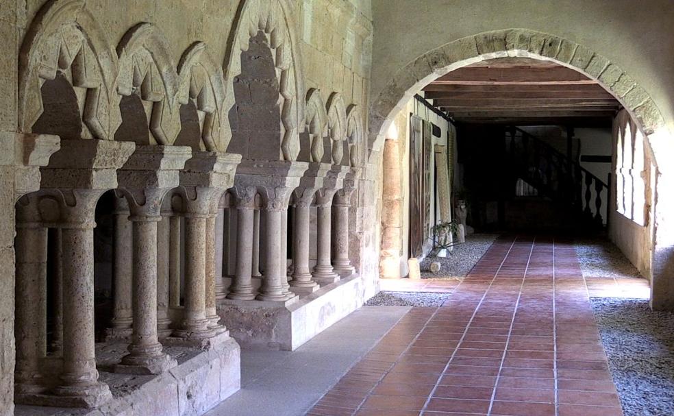 Uno de los pasillos interiores del monasterio.