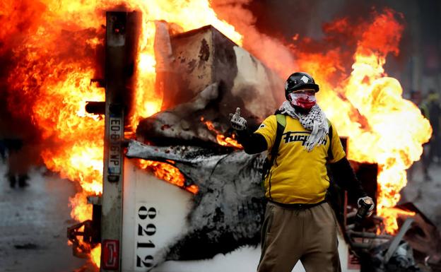 Un manifestante hace un gesto obsceno como repulsa contra la subida del precio de los combustibles.