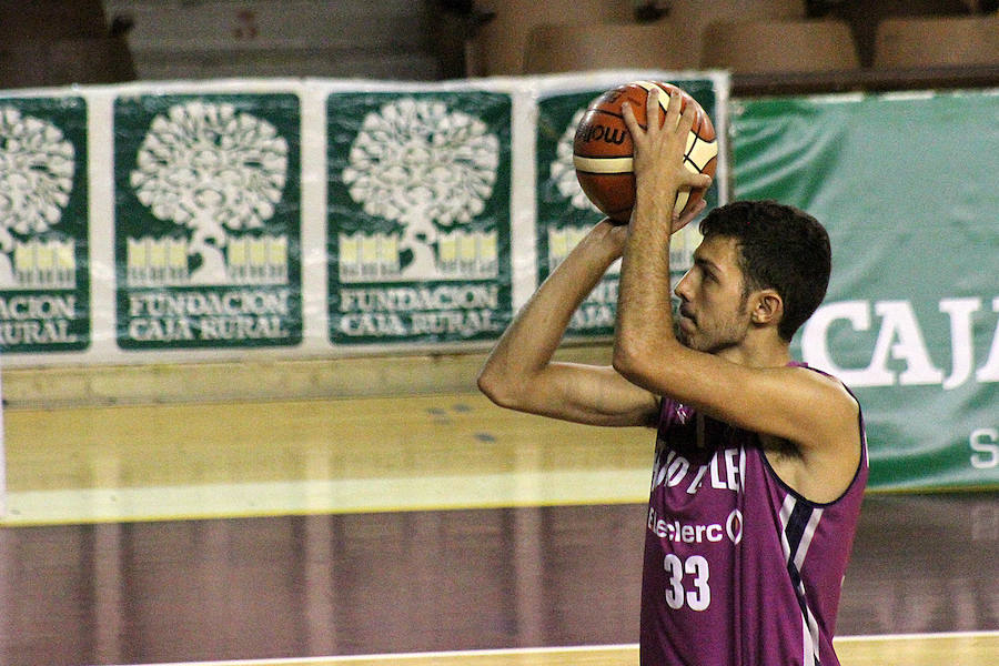 Fotos: El derbi del baloncesto leonés, en imágenes