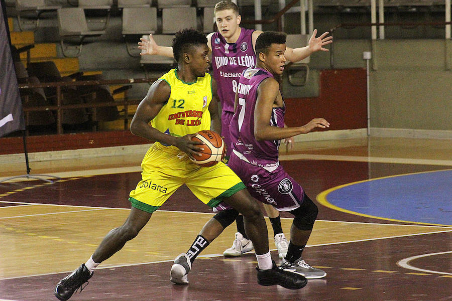 Fotos: El derbi del baloncesto leonés, en imágenes