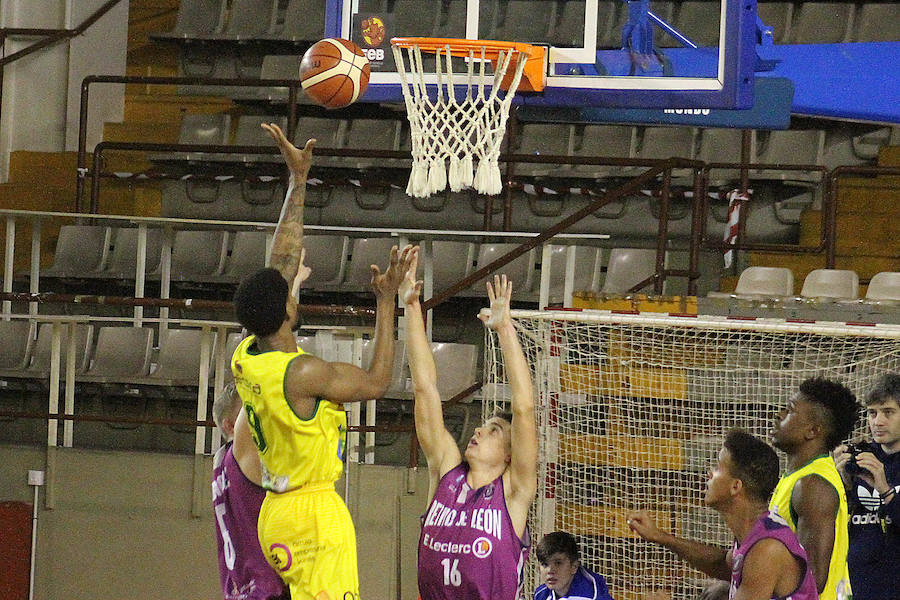 Fotos: El derbi del baloncesto leonés, en imágenes