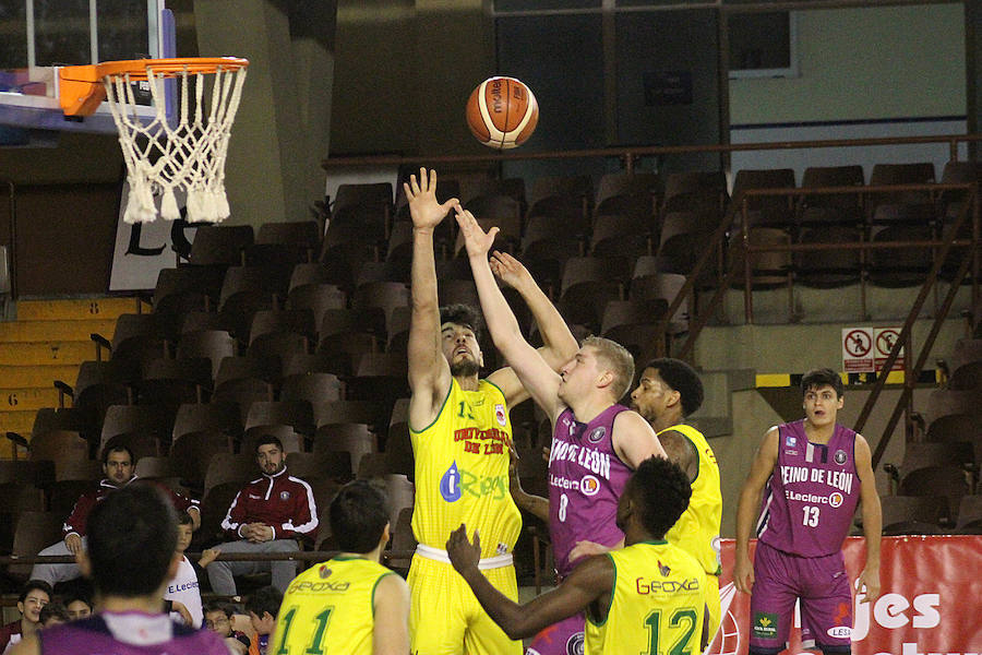 Fotos: El derbi del baloncesto leonés, en imágenes