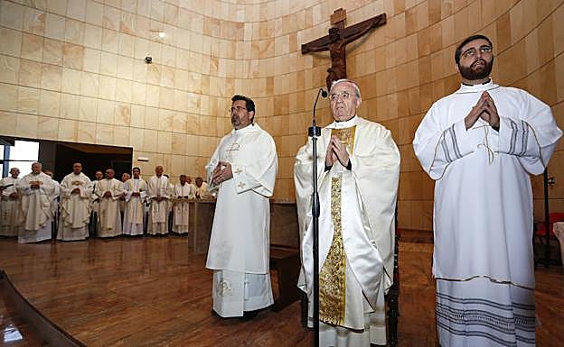 Galería. Renzo Fraitini, durante la bendición del altar del centro parroquial 'Nuestra Señora del Rosario'. 