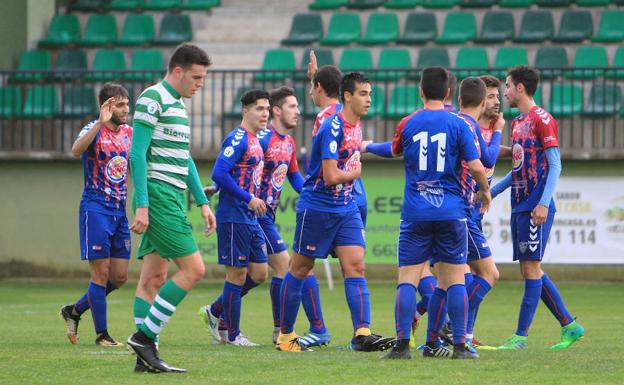 Los jugadores de la Segoviana celebran uno de sus goles.