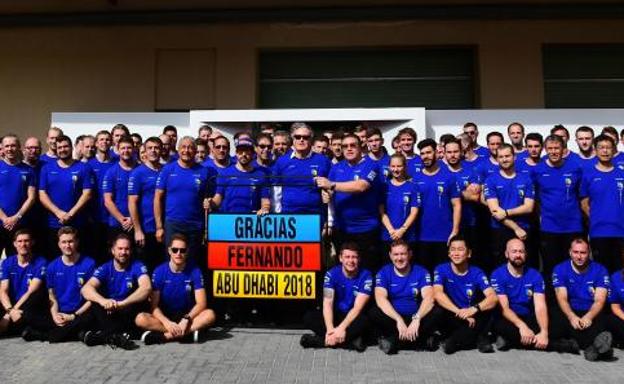 El equipo de Fernando Alonso dando las gracias al piloto español en Abu Dabi