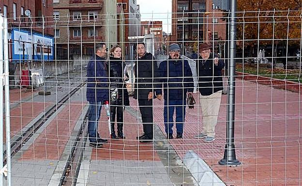 Visita institucional a las vías de Feve a su paso por el barrio de San Mamés.