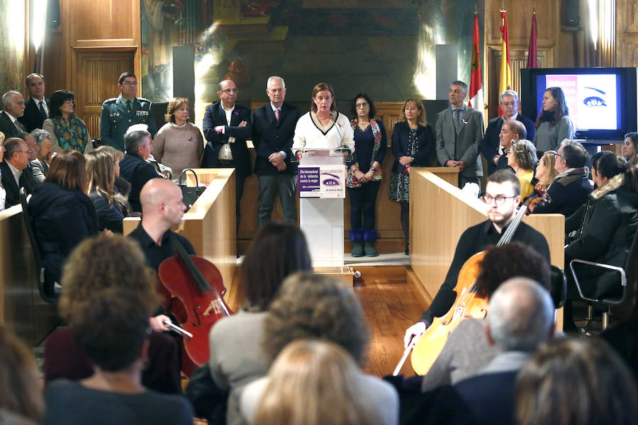 Fotos: Acto en contra de la violencia de género de la Diputación