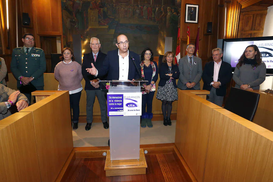 Fotos: Acto en contra de la violencia de género de la Diputación