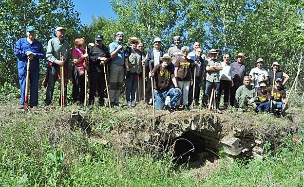 Miembros de Promonumenta durante uno de sus trabajos de recuperación.