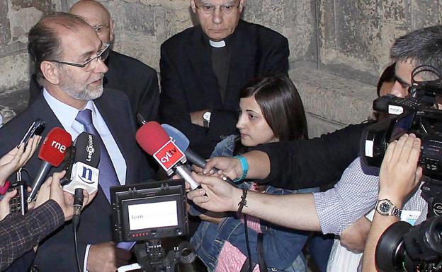 El alcalde de Villadangos durante una rueda de prensa.