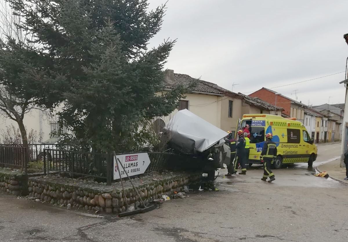 Herido grave tras empotrar su vehículo contra una fuente en Las Omañas