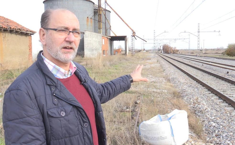 Teodoro Martínez, alcalde de Villadangos, en el apeadero del barrio de La Estación. 