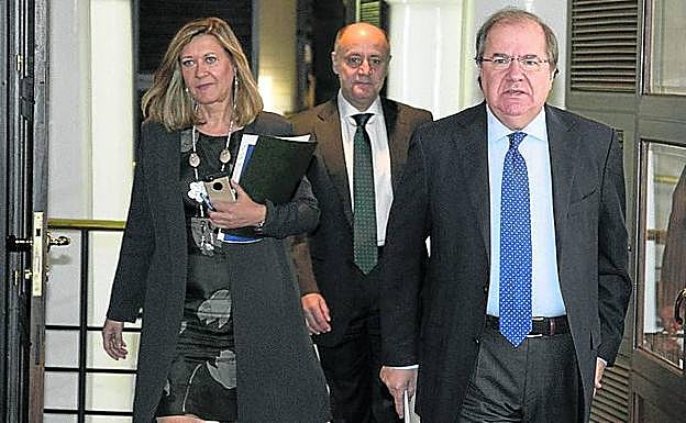 La consejera de Economía y Hacienda y el director de Presupuestos acompañan al presidente cuando presentó el de 2018. 