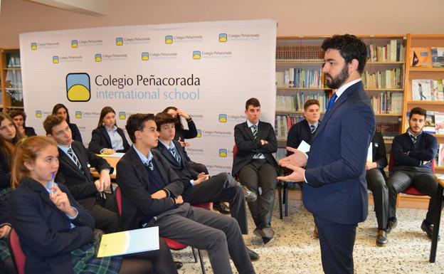 El campeón de España de debate enseña a los alumnos de Peñacorada a hablar en público