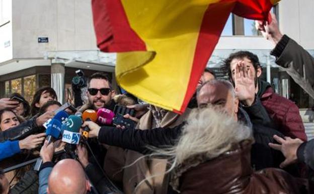 El humorista Dani Mateo atiende a los medios al salir de los juzgados.