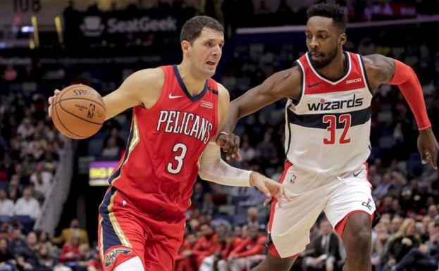 El ala-pivot Mirotic encara a Jeff Green durante el duelo entre los Pelicans y los Wizards.