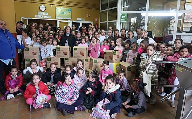 El entrenamiento solidario recoge más de 150 kilos de alimentos y productos de aseo