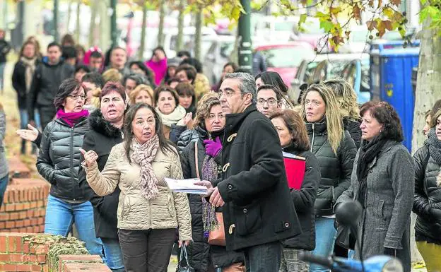 Opositores en las puertas del Aulario de la Universidad de Valladolid. :: 