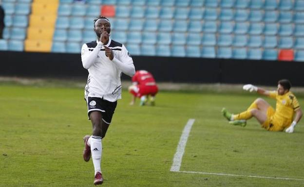 Owusu celebra uno de sus goles.