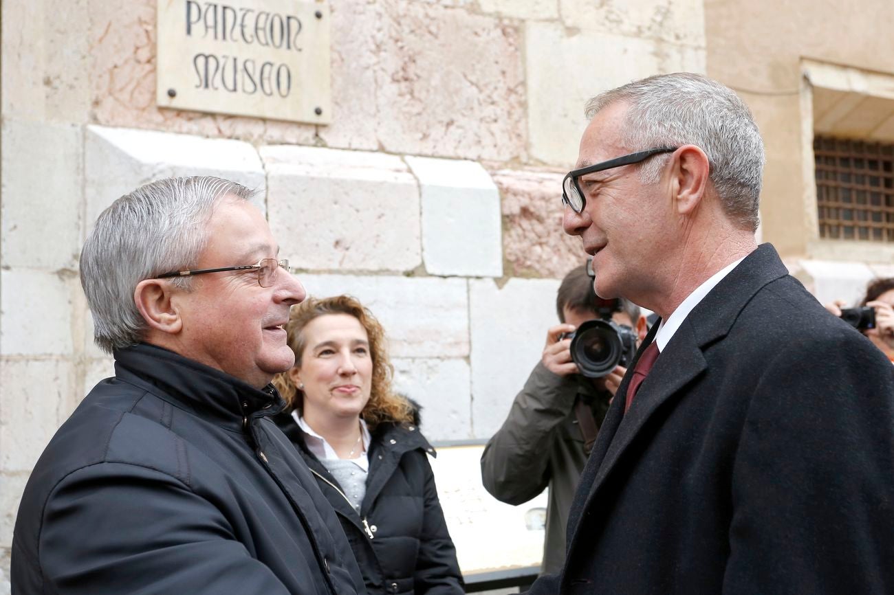 El ministro de Cultura y Deporte, José Guirao, ha visitado este martes en León las obras que se están llevando a cabo en la basílica de San Isidoro