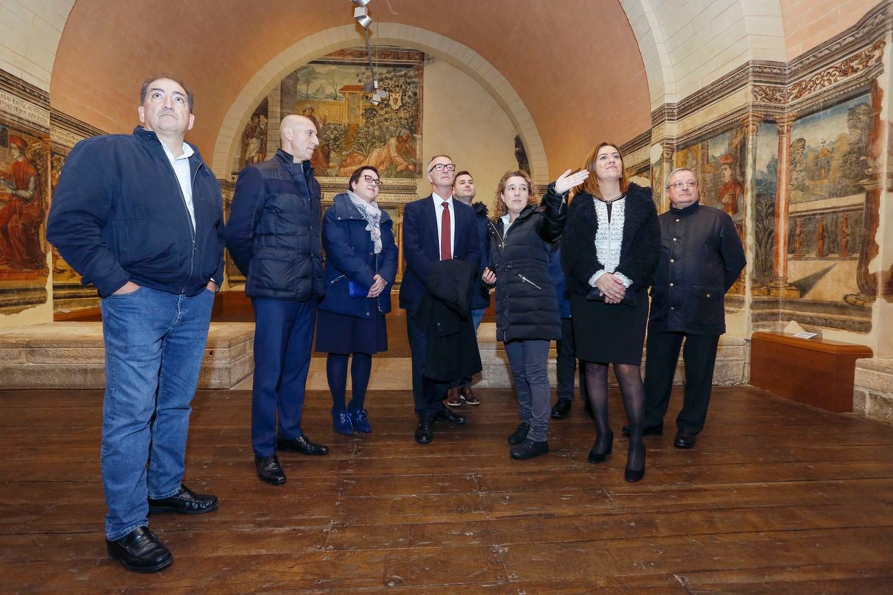 El ministro de Cultura y Deporte, José Guirao, ha visitado este martes en León las obras que se están llevando a cabo en la basílica de San Isidoro