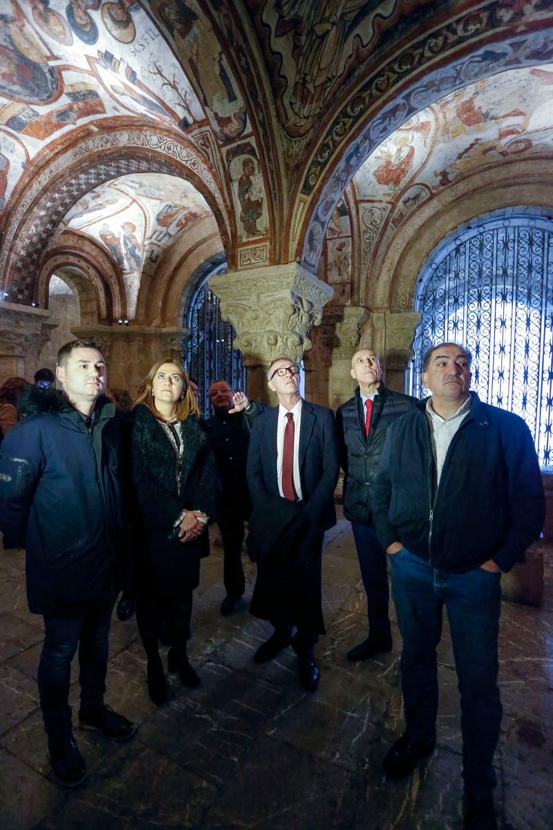 El ministro de Cultura y Deporte, José Guirao, ha visitado este martes en León las obras que se están llevando a cabo en la basílica de San Isidoro