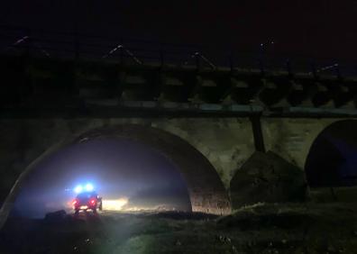 Imagen secundaria 1 - Unidades de Bomberos junto al puente del que se precipitó el vehículo.