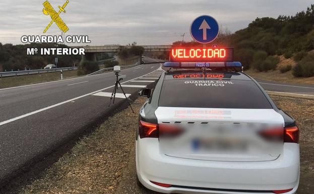 La Guardia Civil detiene al conductor de un vehículo eléctrico que circulaba a 216 km/h en la A-60 a la altura de Santas Martas