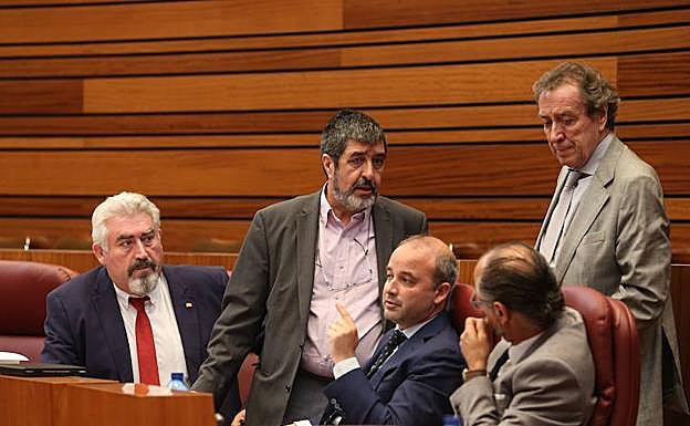 El consejero de la Presidencia, José Antonio de Santiago-Juárez (derecha), conversa con los procuradores de Ciudadanos, José Ignacio Delgado, Manuel Mitadiel, David Castaño y Luis Fuentes en una imagen de archivo.