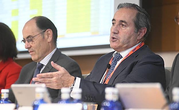 Carlos Rico se dirige a los socios de la cooperativa en la asamblea de este miércoles. 