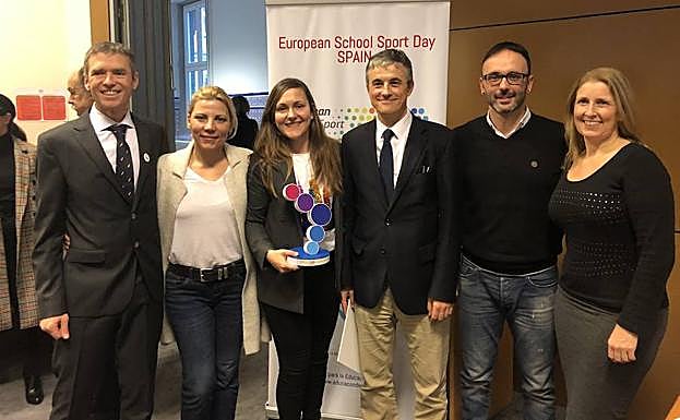 Marta Mejías, concejala de deportes, recoge el premio.