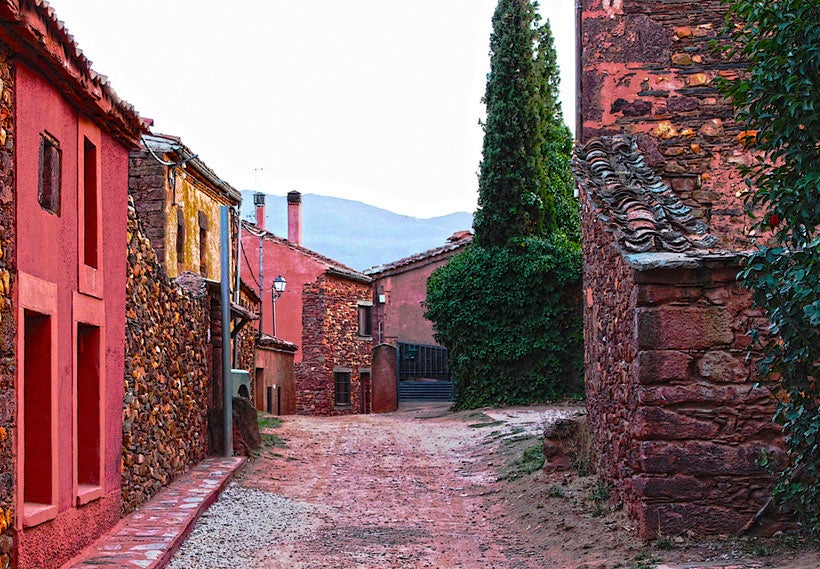 Ruta por los pueblos rojos y negros de Segovia. La villa de Riaza da comienzo a una espectacular estancia rural a los pies del Puerto de La Quesera. Una mezcla de entornos naturales y de pueblos de arquitectura roja y negra que ofrecen al viajero una experiencia multicolor, como podrá comprobarse al visitar localidades como Madriguera o Villacorta, construidos con piedra rojiza, o El Muyo, edificado con pizarra. 