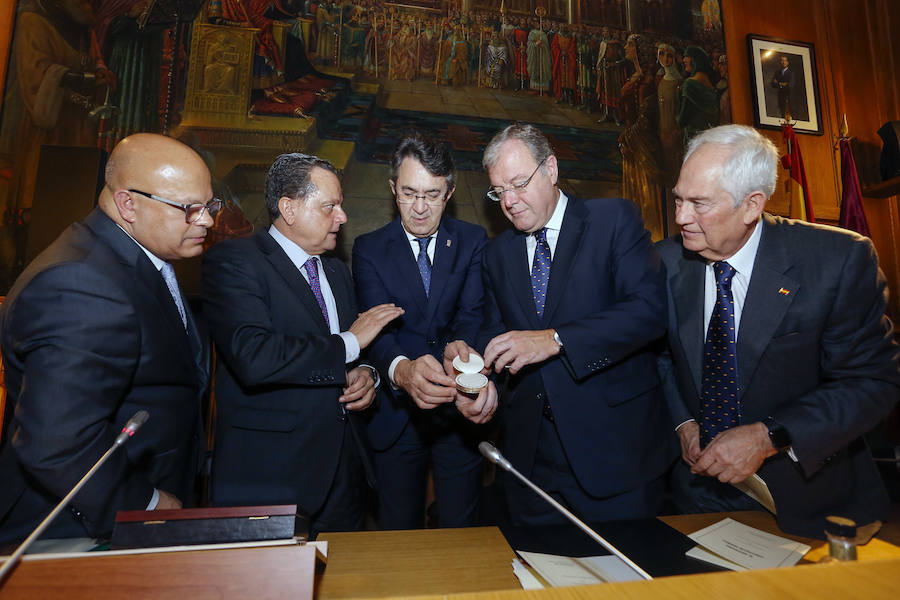 Fotos: Acto institucional del 40 aniversario de la Constitución en León con Mario Amilivia como ponente