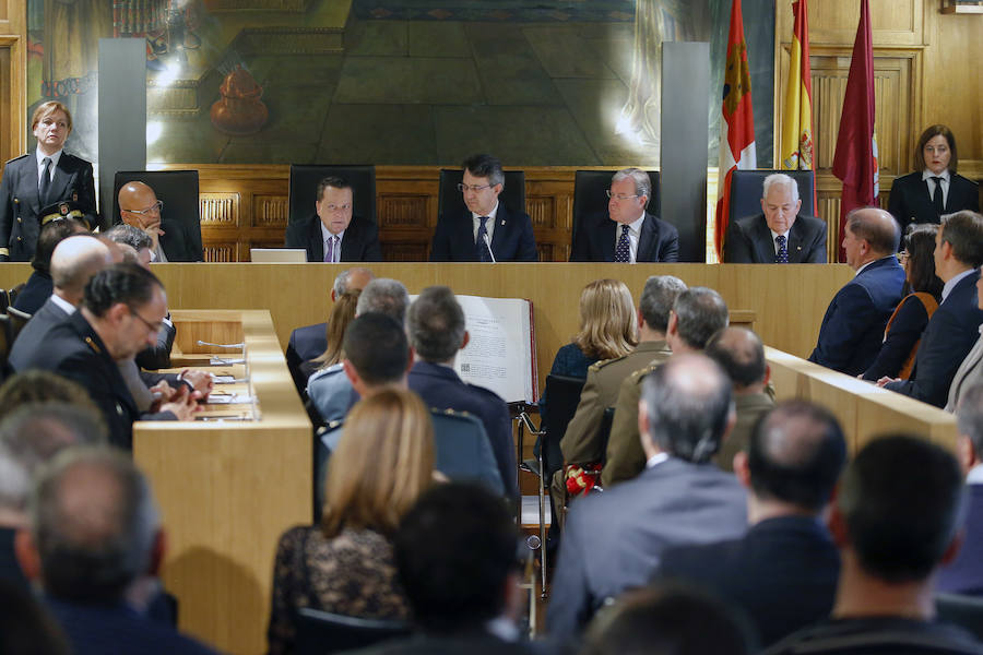 Fotos: Acto institucional del 40 aniversario de la Constitución en León con Mario Amilivia como ponente