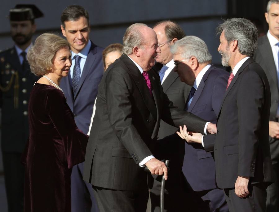 Los Reyes eméritos Juan Carlos y Sofía, saludan al presidente del Tribunal Supremo Carlos Lesmes.