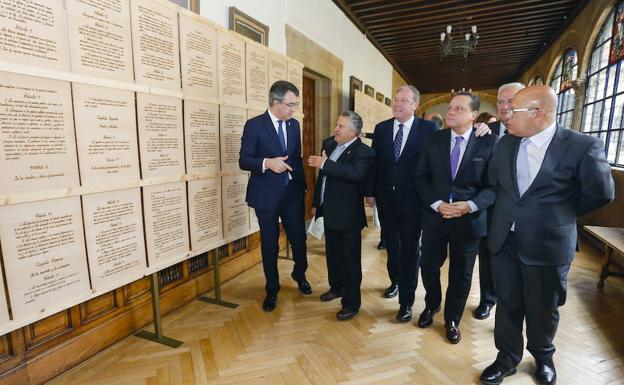 Los representantes políticos visitan la exposición de la Constitución en el Palacio de los Guzmanes