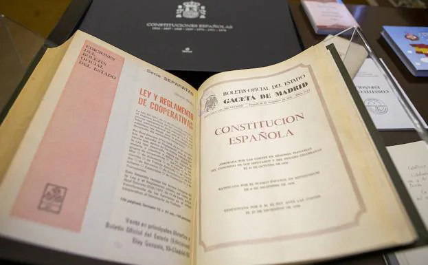 Un ejemplar de la Constitución. 