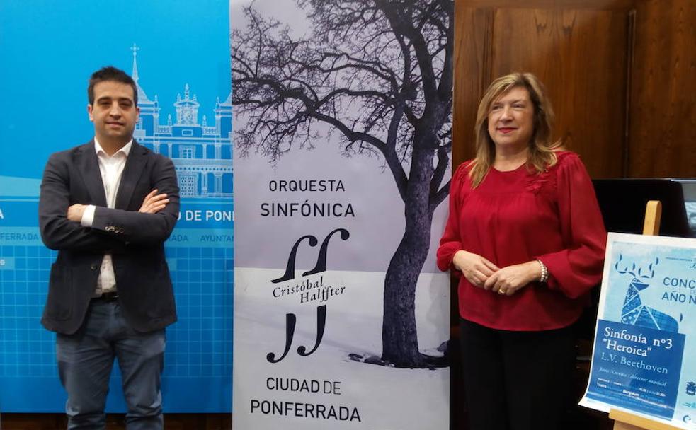 La concejala de Cultura, María Antonia Gancedo, y el director artístico de la Orqueta Sinfónica Cristóbal Halffter 'Ciudad de Ponferrada', Daniel Bombín, en la presentación.