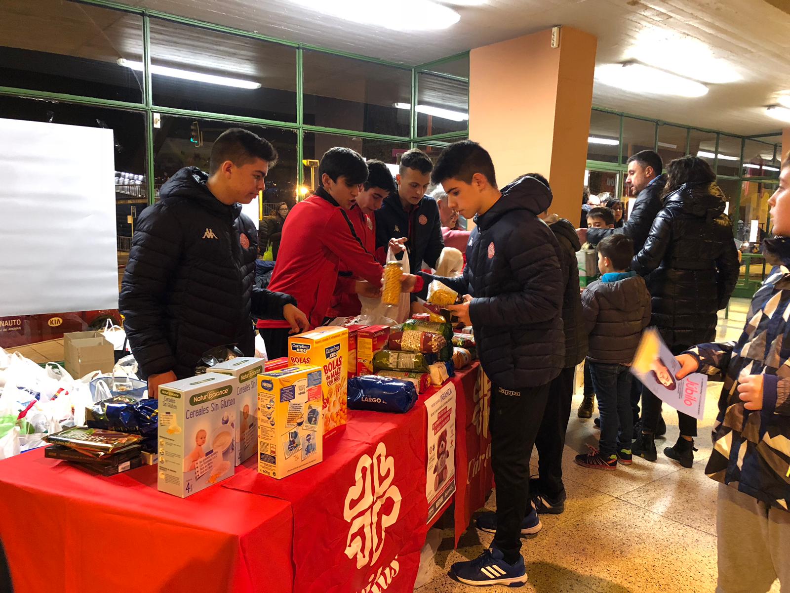 Fotos: Recogida de alimentos y juguetes del Abanca Ademar