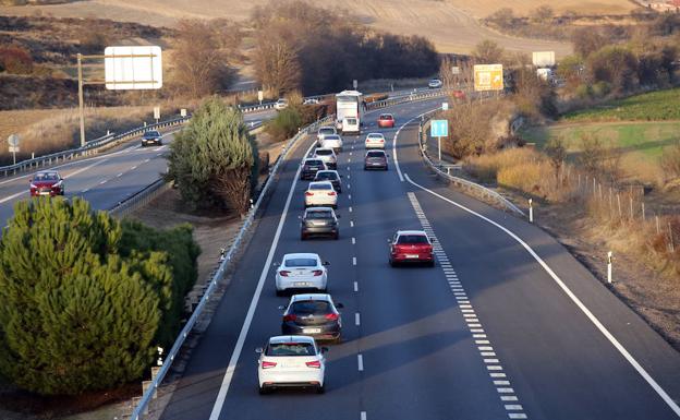 Tráfico denso en la A-62 a la altura de la localidad vallisoletana de Simancas