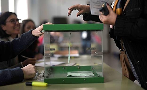 Una urna preparada para recibir las papeletas. 