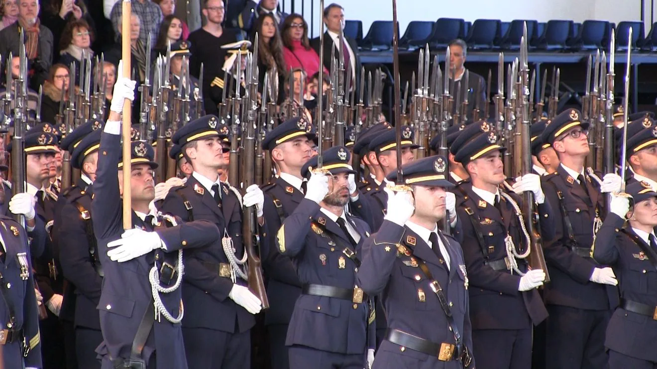 262 caballeros y damas alumnos de la XXIX Promoción de la Academia Básica del Aire de León y XXVII de Titulación Previa (TP) realizan su juramento de fidelidad a la bandera 