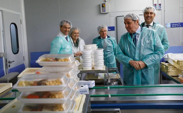 El consejero de Sanidad, Antonio María Sáez, visita la cocina de línea fría del Complejo Asistencial de Zamora, en su décimo aniversario.