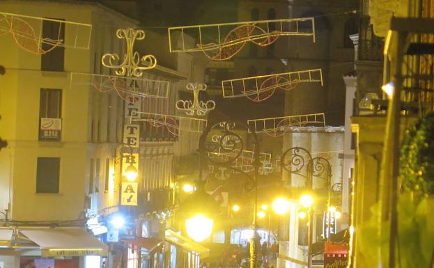 Iluminarias sin iluminar en la Calle Ancha. 