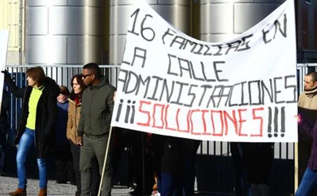 Concentración de los trabajadores de la embotelladora de agua de La Ribera de Folgoso, contra el despido de los 16 empleados de la planta. 