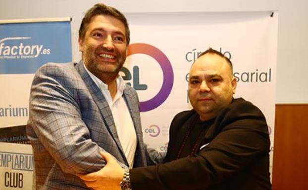 El presidente del CEL, Julio César Álvarez (I), junto al presidente de Templarium, Felipe Álvarez (D), durante la firma del convenio de adhesión de la asociación de comercio y hostelería de Ponferrada al Círculo Empresarial Leonés.