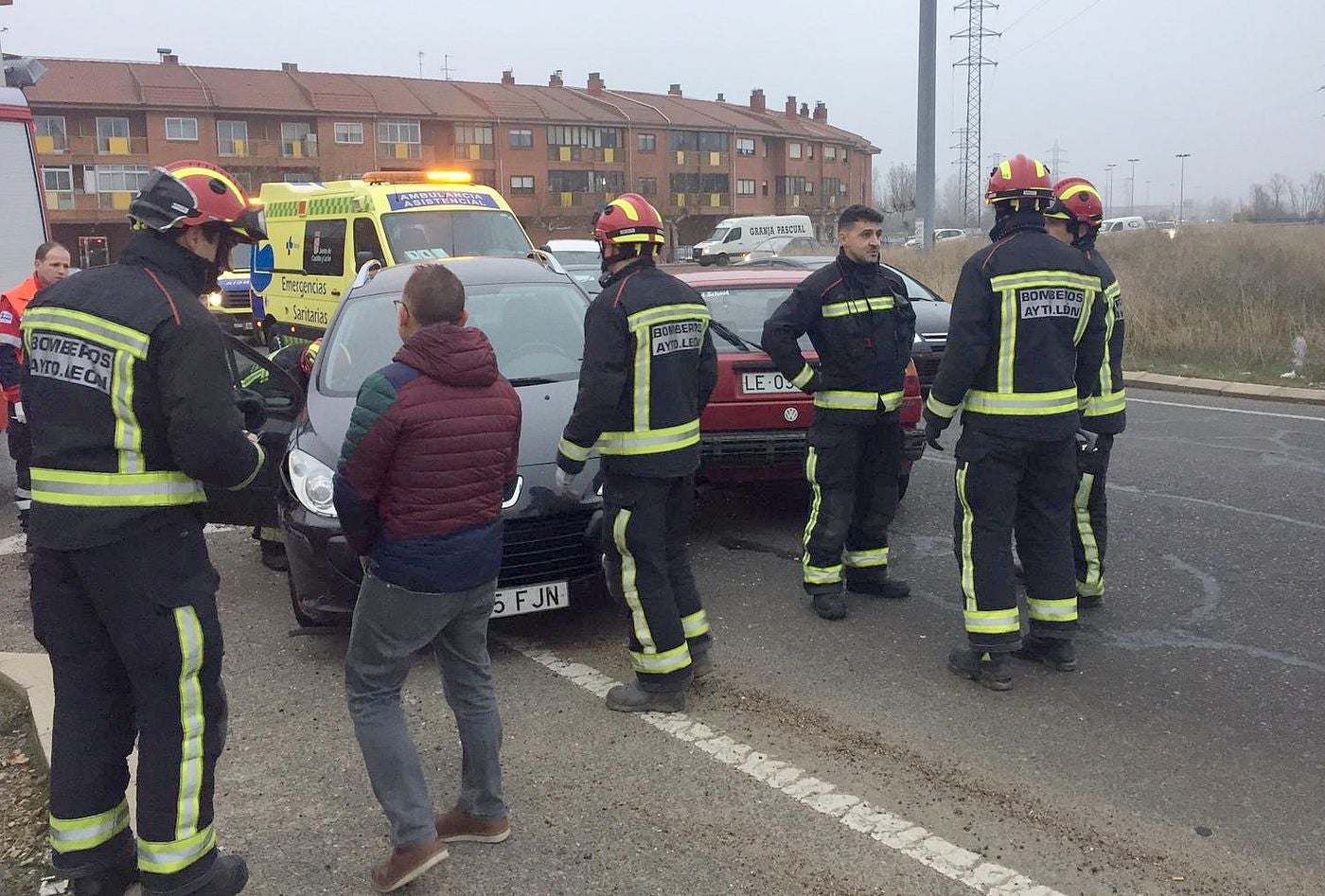 Una colisión lateral en la rotonda de Villaobispo obliga a actuar a los Bomberos de León