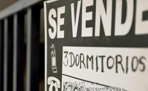 Cartel de 'se vende' en un piso.