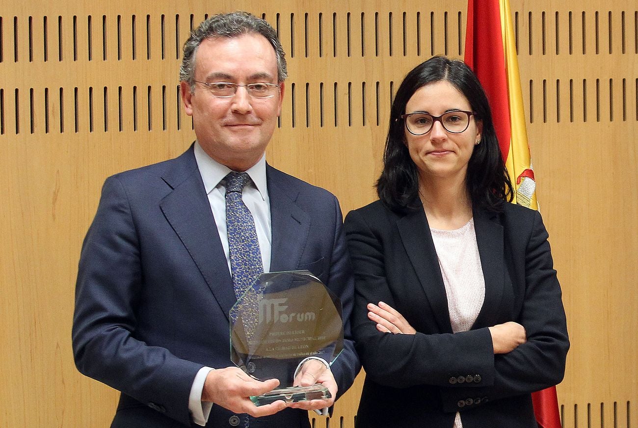 Entrega del premio a Fernando Salguero este jueves. 