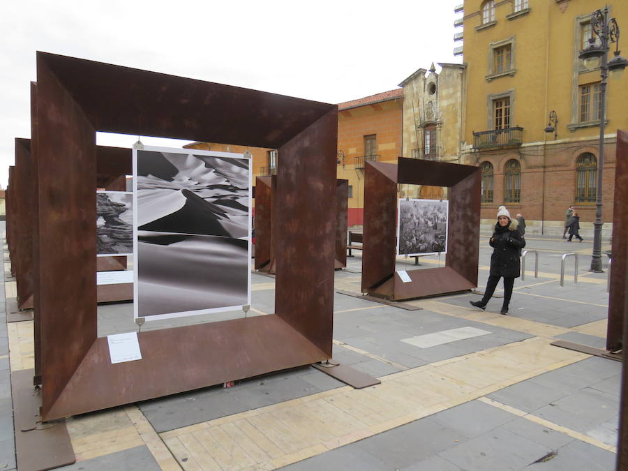 El primer teniente de alcalde, Fernando Salguero, el director de Área de Negocio de CaixaBank en León, Carlos Arruti, y el representante de la obra de Sebastião Salgado en España, Miguel González, inauguran la exposición 'Sebastião Salgado. Génesis. Arte en la calle'.